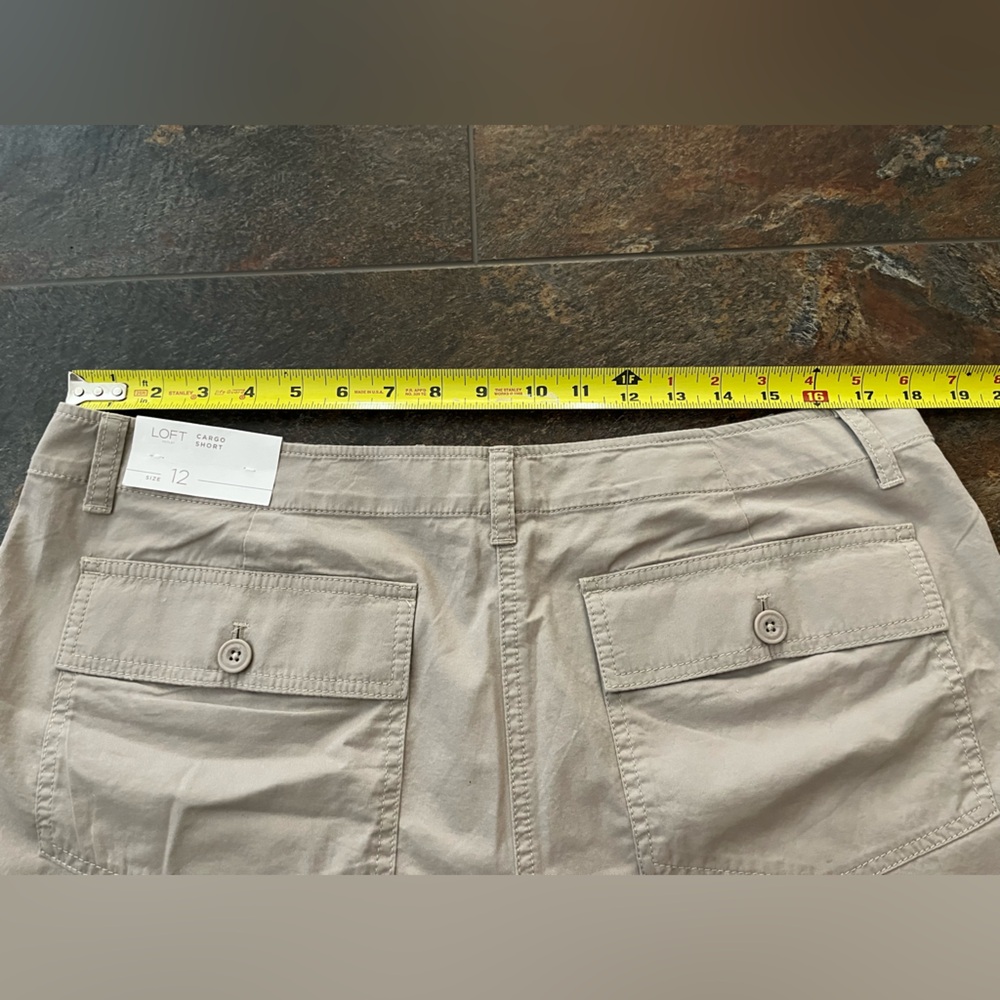 New women’s Loft Outlet tan cotton cuffed cargo shorts. Everyday casual. Size 12 - Picture 11 of 13